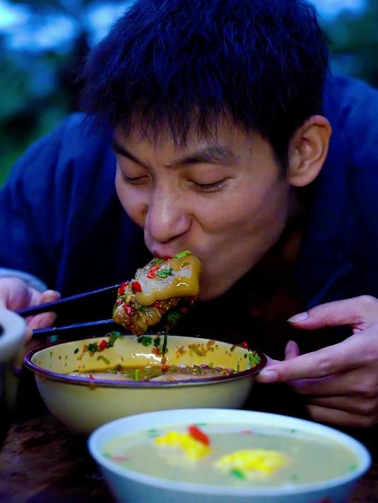 《黄豆猪蹄汤》肥而不腻,糯嫩爽口。每一口都是满满的胶原蛋