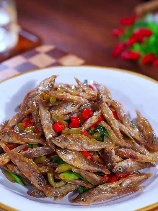 吃饭没胃口的时候你就试试这道酸豆角炒小鱼干，香辣入味又下饭