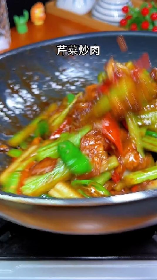 芹菜炒肉的做法