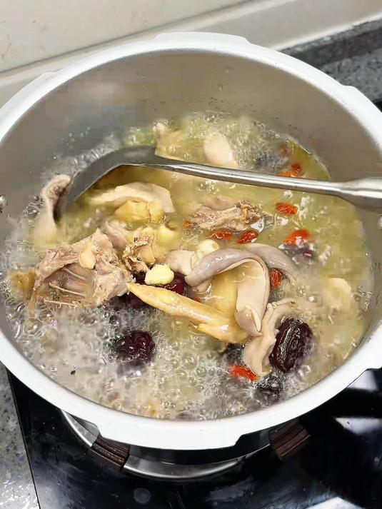 今天吃个养胃又吃喝的猪肚鸡汤，做法简单汤鲜味美，鸡肉嫩滑爽口，