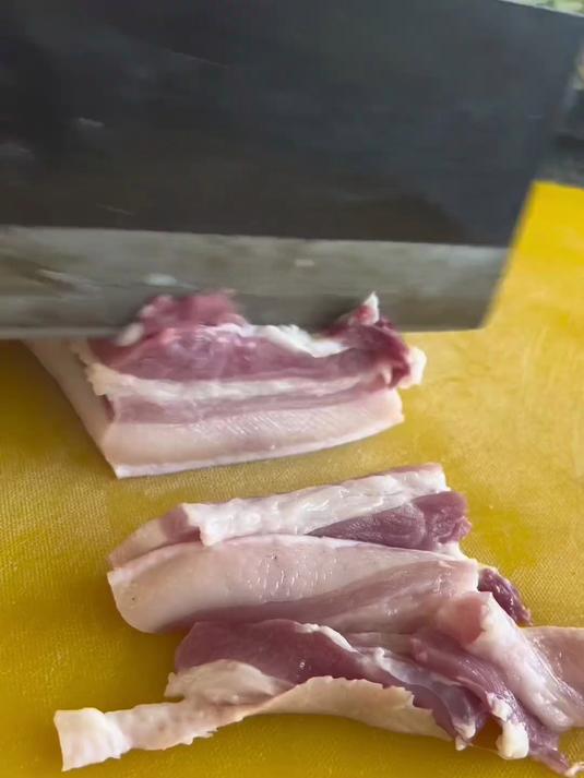 今天老妈做的萝卜干炖肉蘸蒜酱真的太好吃啦