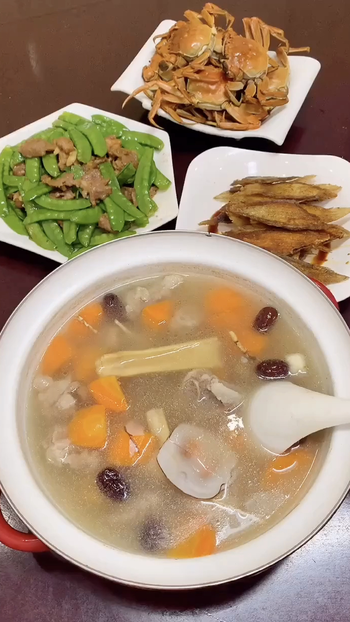 胡萝卜海底椰茅根排骨汤、荷兰豆炒牛肉、螃蟹