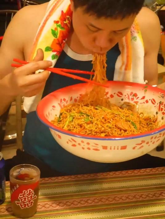 小时候三鲜伊面的灵魂吃法,满满的童年味道!