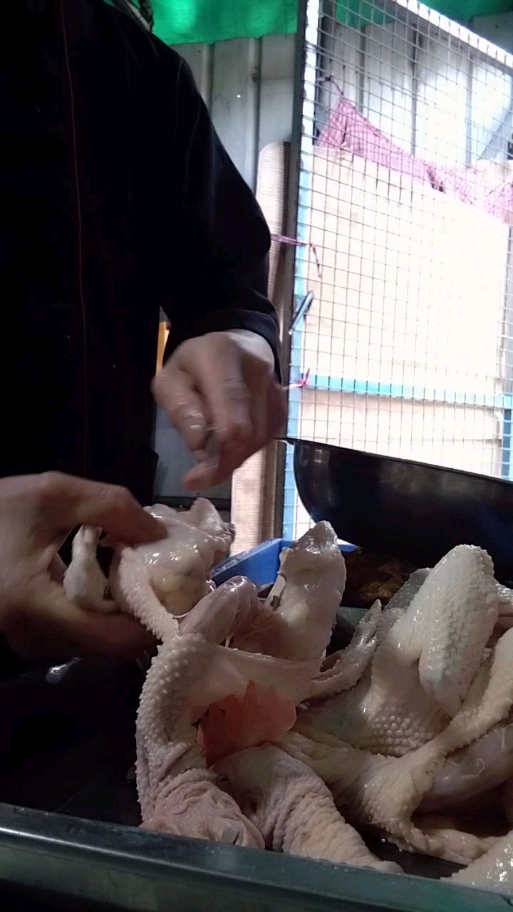创新太和脆皮烧鸡,腌制前的工作,腌制前要这样处理几下