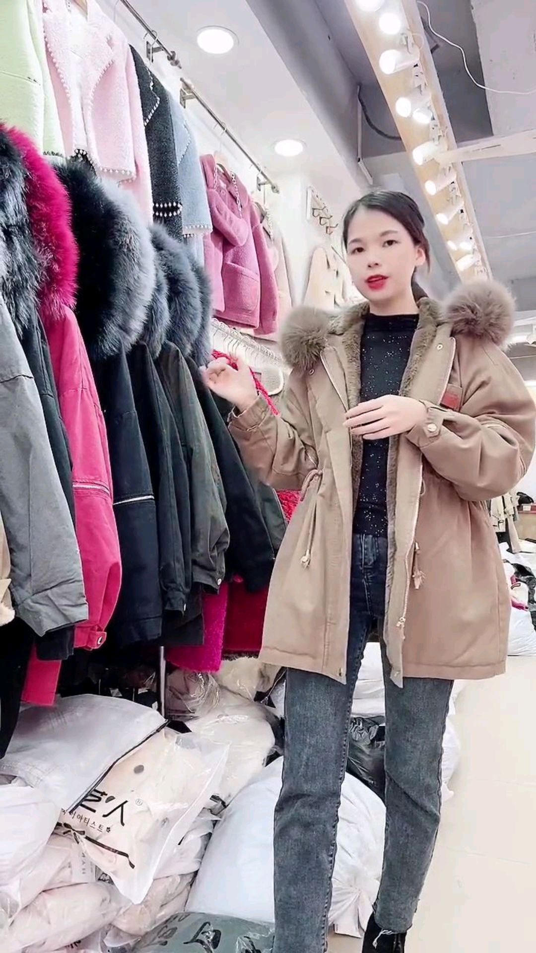1224广州服装市场女装清仓,豪华大狐狸毛领派克服组合系列
