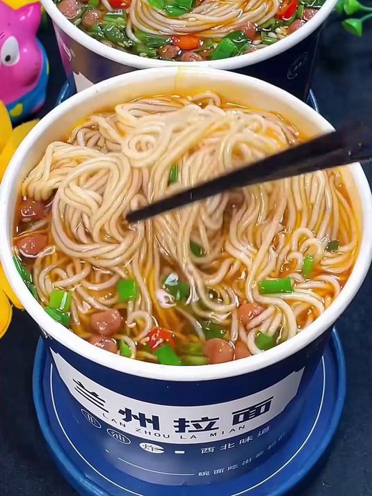 桶装兰州拉面配冰饮!辣得过瘾又解辣,吸溜完面喝口冰饮