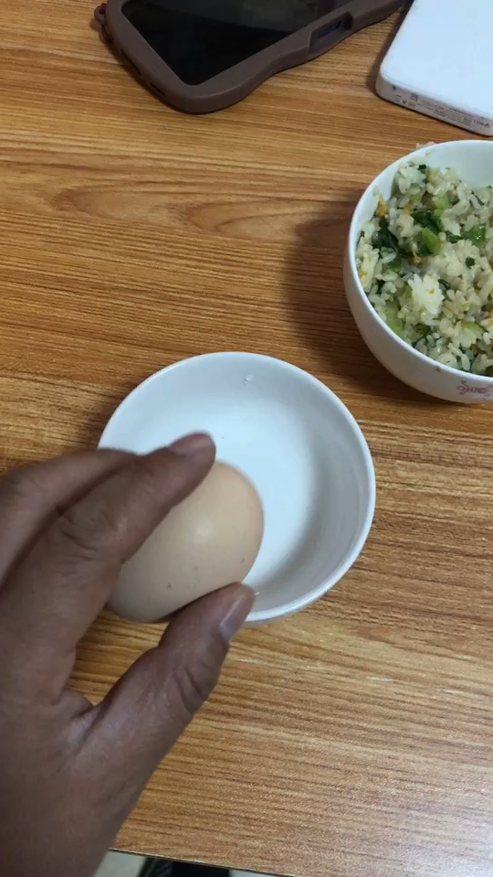 一只手砸草鸡蛋