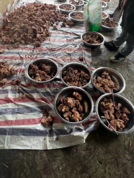 大口吃肉,大碗喝酒。热情好客的大凉山彝族年