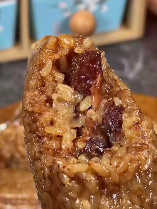 宅家必备蛋黄五花肉粽,软糯顶饱,随时都能享用美味