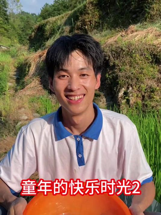 今天真的很快乐，去小河里抓鱼，收获了很多鱼，哈哈