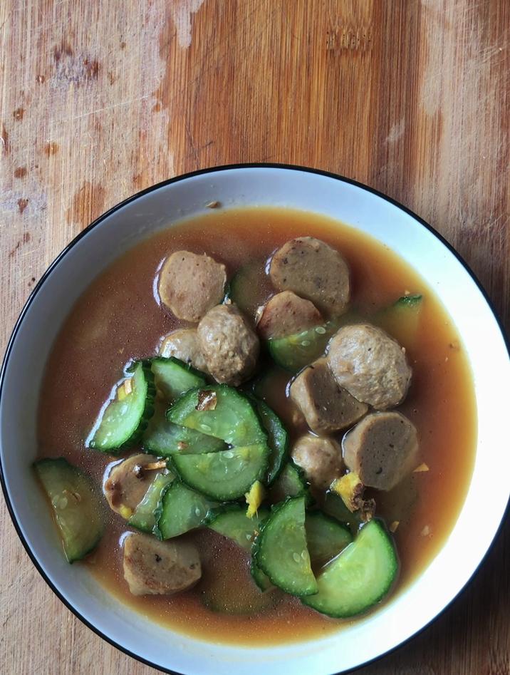 猪肉丸子的家常做法,分享一道猪肉丸子炒黄瓜