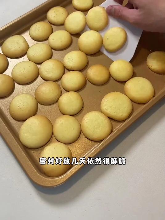 鸡蛋小饼干,家里有鸡蛋面粉就可以做的小饼干,做法简单粗暴,无油配方也超级酥脆!