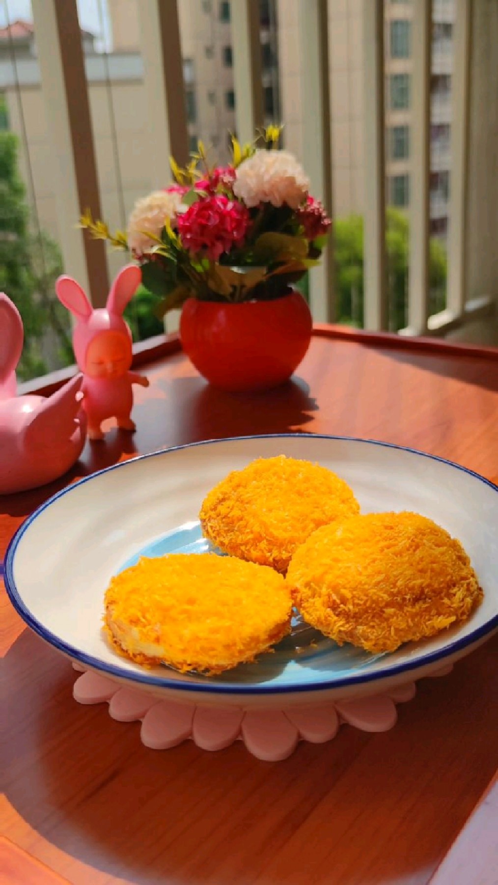 吐司的神仙吃法,裹上鸡蛋液和面包糠放进空气炸锅做出爆浆巧克力派
