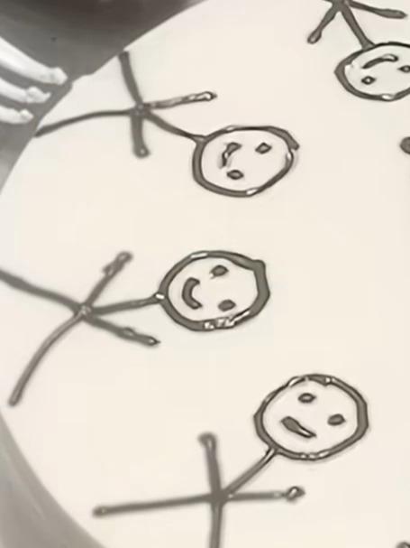 女孩成年生日叫上一群好友，特殊蛋糕象征亲密无间，网友：好羡慕十八岁的单纯友谊