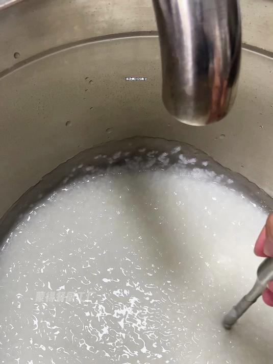 不会到2025年了，还有人开早餐店，凌晨3点起床去熬粥的吗？