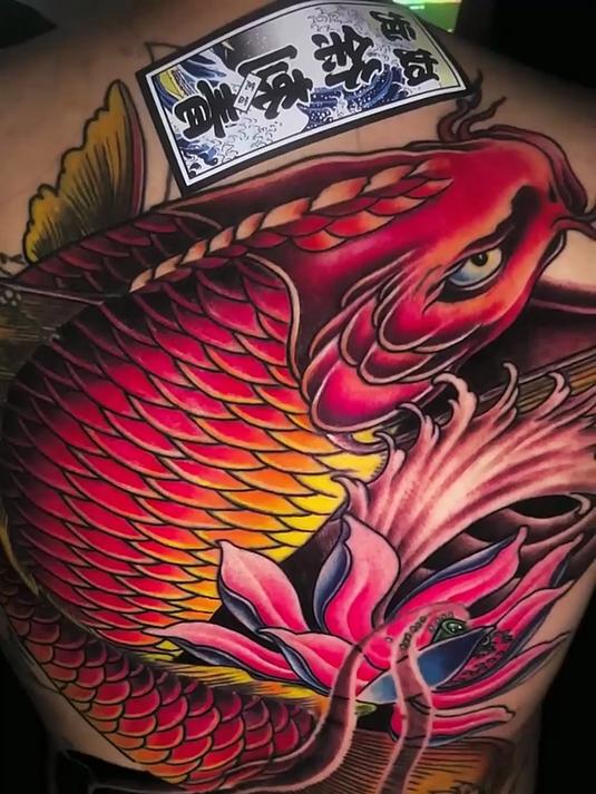 小伙子满背鲤鱼纹身，这么鲜艳，看着霸气