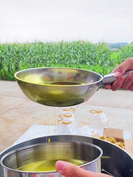 农家现榨菜籽油，土法压榨超浓香，每滴都是儿时味！