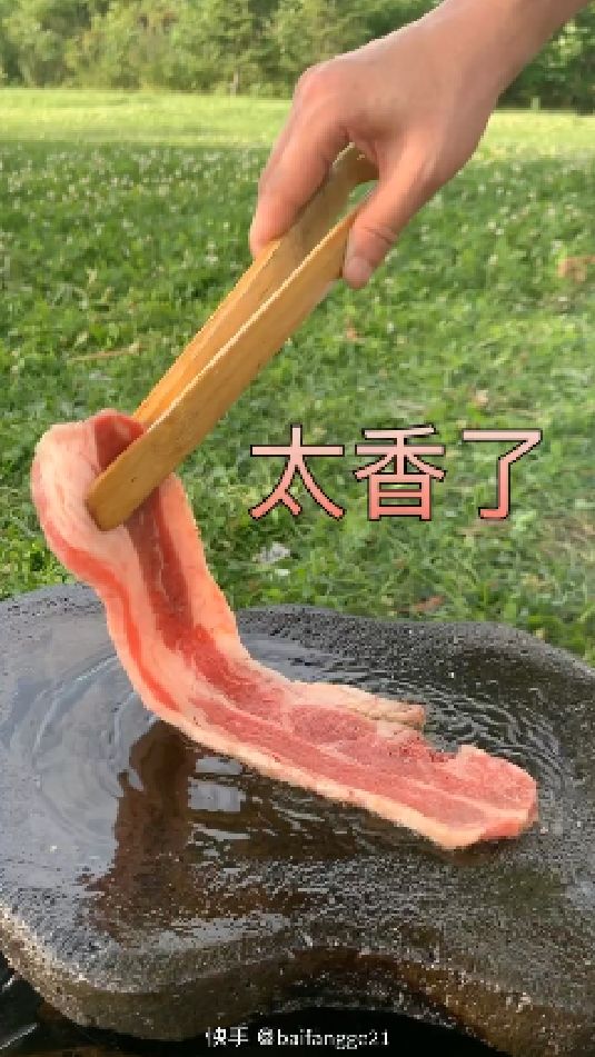 石板烤五花肉,咬一口,外酥里嫩,太好吃啦!