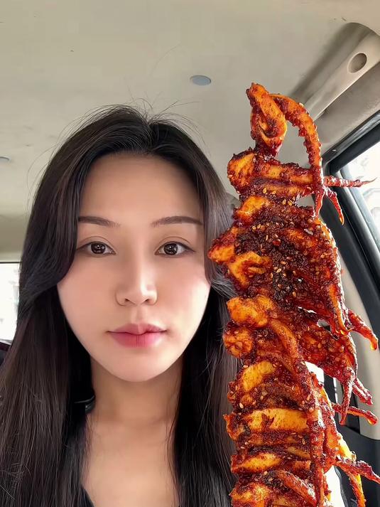 爆辣烤鱿鱼须，鱿鱼须串串，麻麻辣辣的，太香了