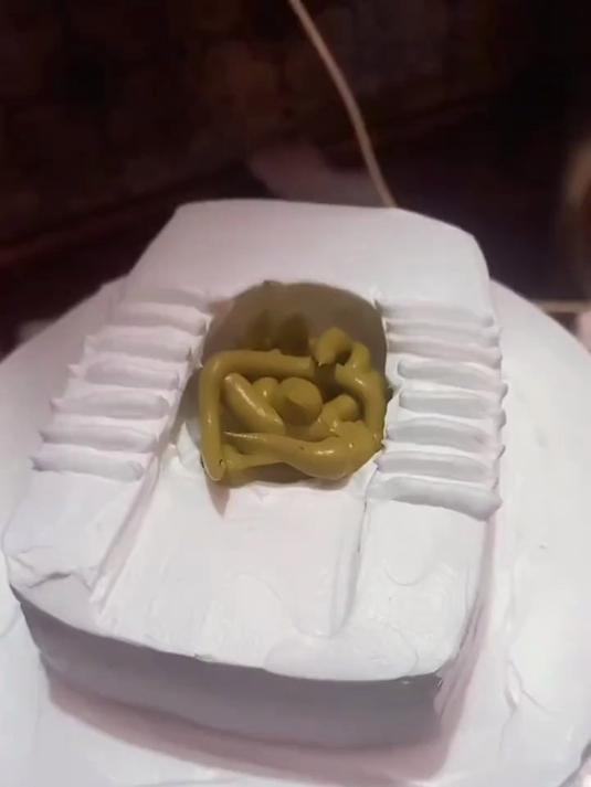 不管你朋友今天有没有生日都送给他一个印度的精致蛋糕吧