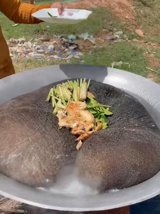 东南亚人大牛肚整只下锅烹饪,鲱鱼罐头做蘸料,一般人下不去口