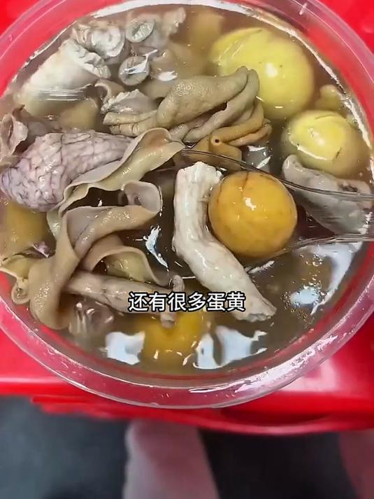 广东汕头街头鸡杂汤,满满鸡杂和蛋黄