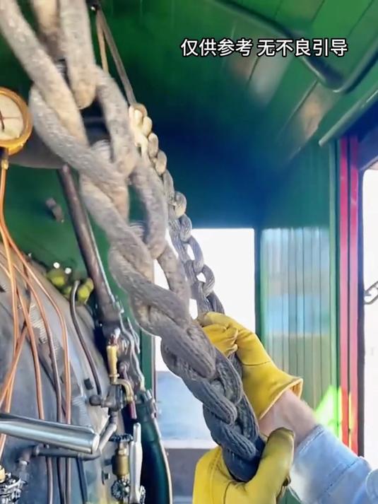 你知道为什么蒸汽火车,会冒白烟和黑烟吗,真是太有趣了