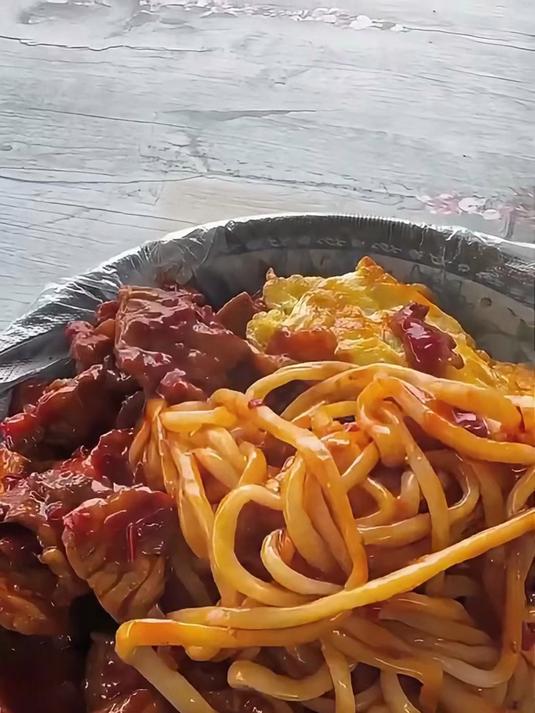 西安街头过油肉拌面，16一份，这份量也太多了！