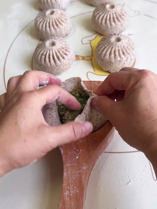 不会捏包子褶的看过来！一按一个，大小均匀，秒变面点师傅！