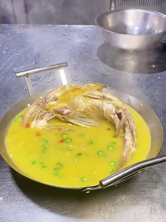 湖南岳阳水煮活鱼,新鲜的食材往往只需要最普通的烹饪方式!