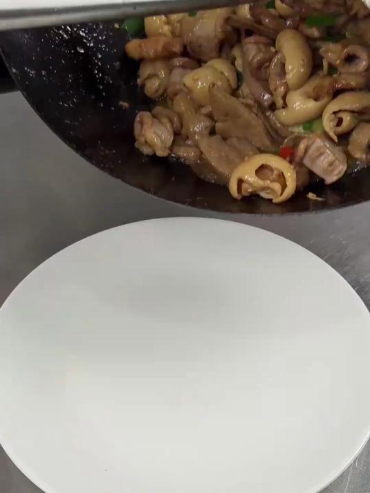 给大家分享一道特别香，特别好吃的广西特色江湖菜，爆炒猪杂。#爆炒猪杂##炒猪杂#