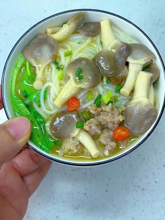 菌菇瘦肉汤米粉又来咯，百吃不厌简单又美味