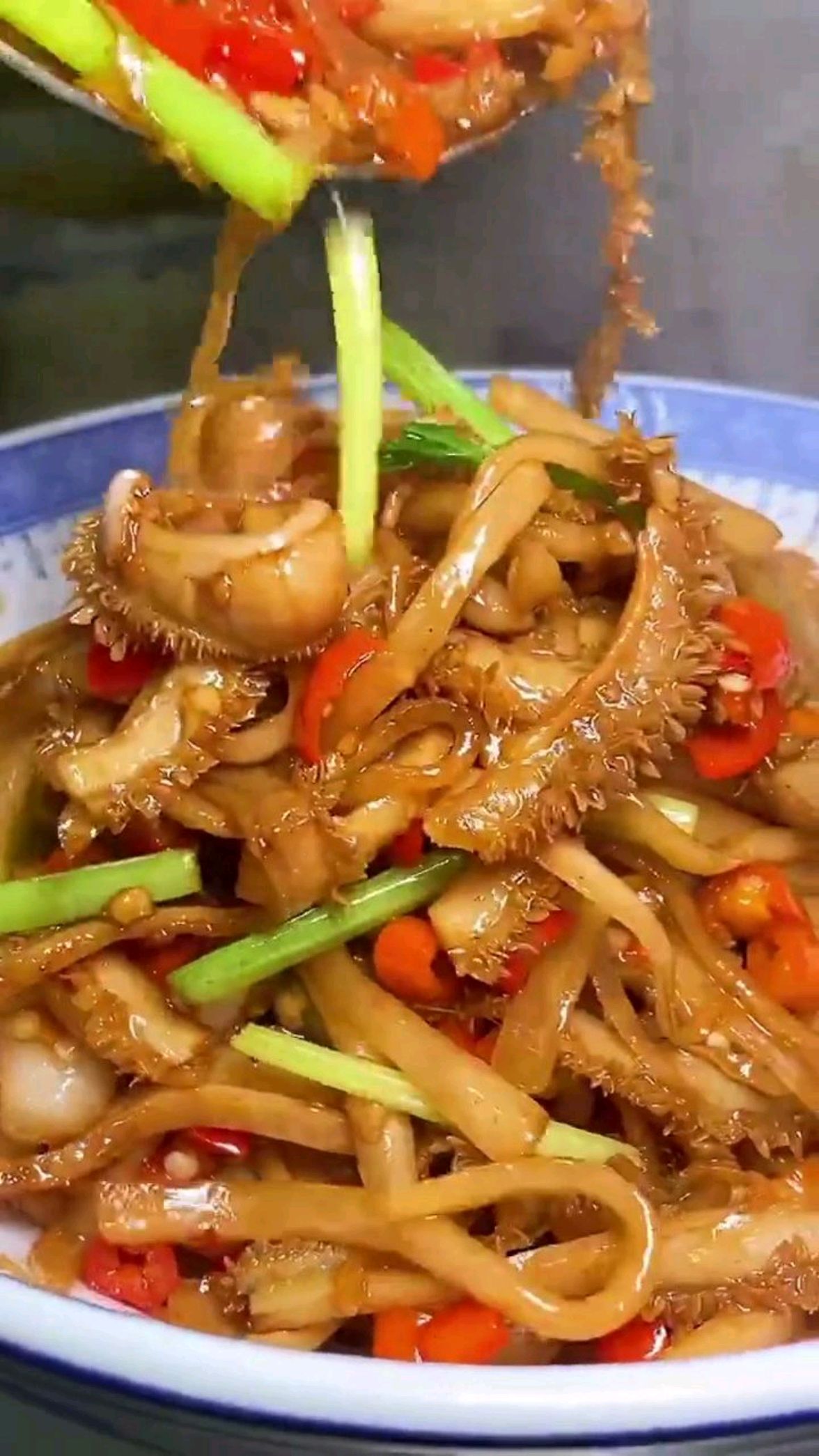 酸萝卜炒牛肚,你没见过的吃法。酸辣开胃,夏天必备菜哦。