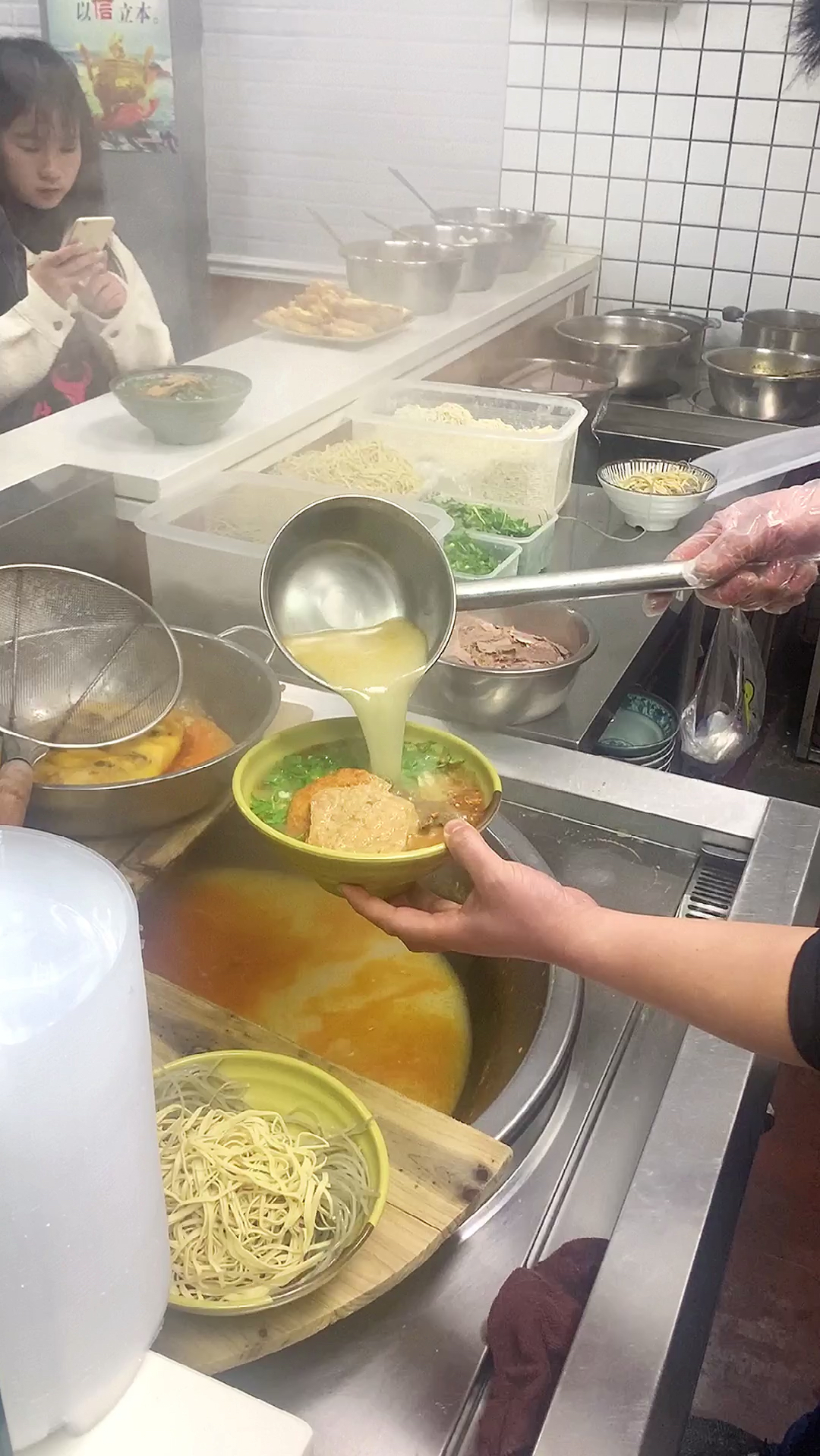 自制牛肉汤原来这么简单,粉丝一烫,汤汁一浇,比买的好吃更放心