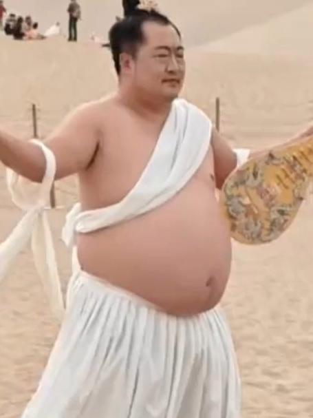 男子拍敦煌飞天,看起来像太乙真人,网友:吨煌飞天