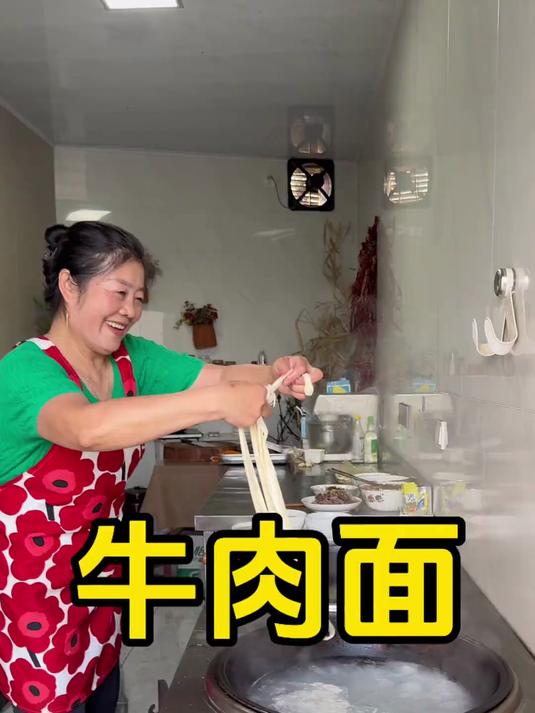 提到甘肃美食,那碗“一清二白三红四绿五黄”的牛肉面