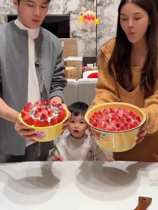 别人有的,我的闺蜜也得有,跨城献上冬天的第一个草莓蛋糕!