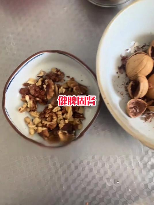 早餐新选择！核桃壳煮鸡蛋，这道汤营养又顶饱