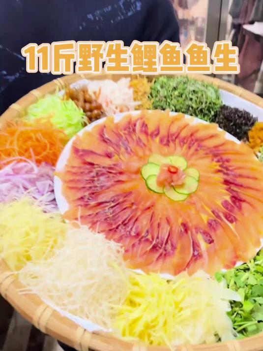 11斤野生黄肉大鲤鱼拿来做鱼生是一种什么体验？