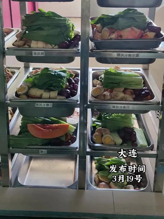 大连森林动物园猴子的午餐,非常的丰盛蔬菜水果各种都有