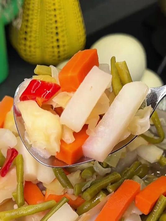 酸辣清脆爽口,清爽不腻这四川老坛泡菜相当好吃