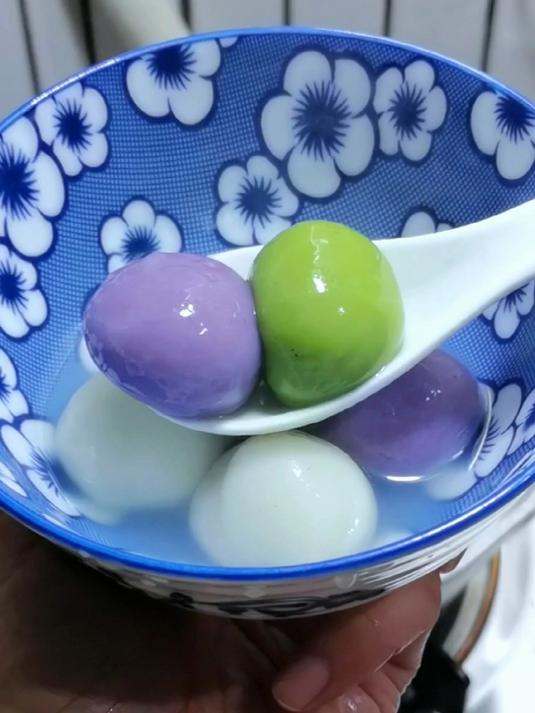 12个彩色汤圆的配方,花生芝麻流心馅甜而不腻,久煮不破冷冻不裂
