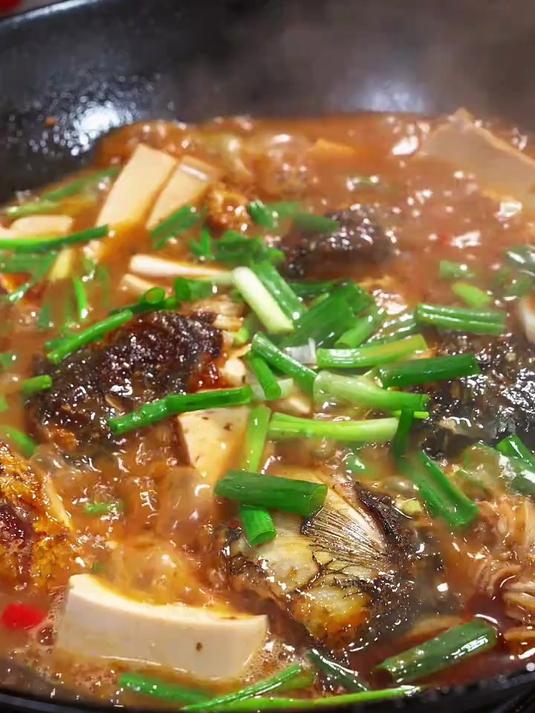 天凉就爱吃这锅鱼头烧豆腐，鱼头的鲜香裹着豆腐的嫩滑