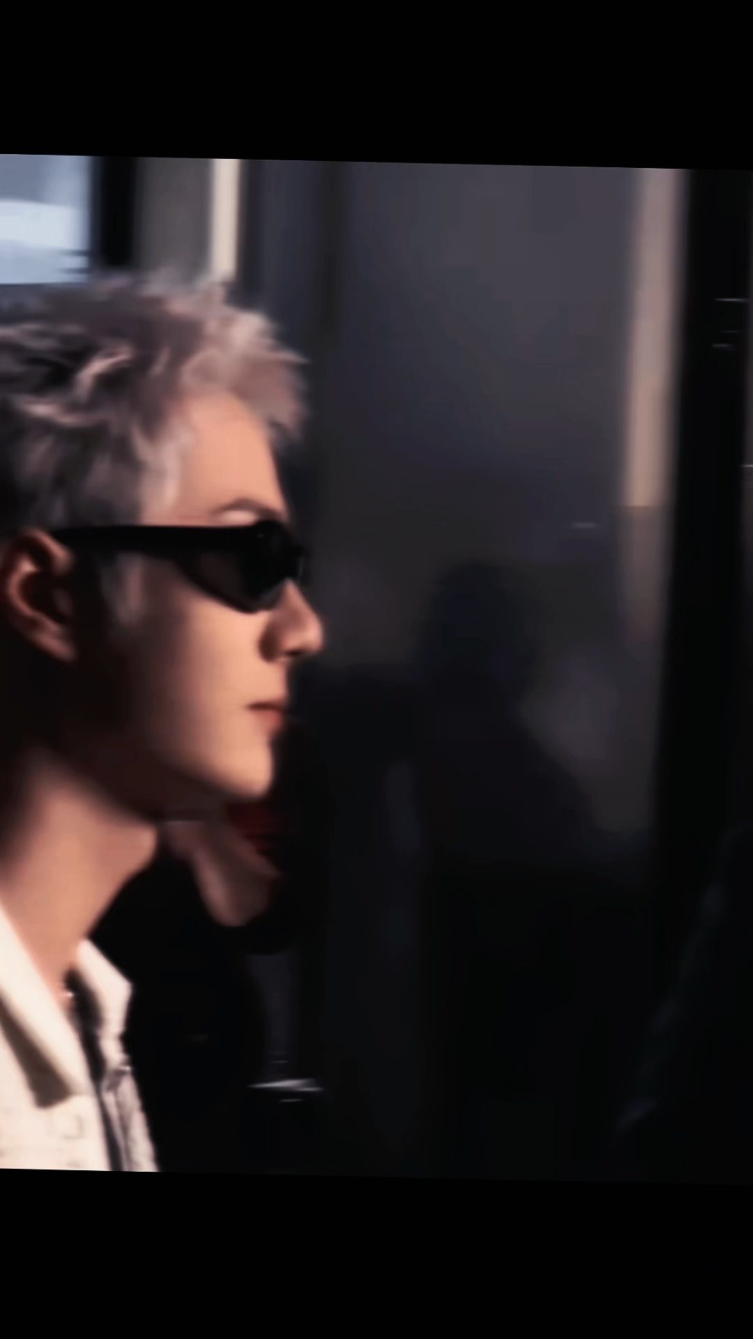 王一博香奈儿白金狼尾!帅炸