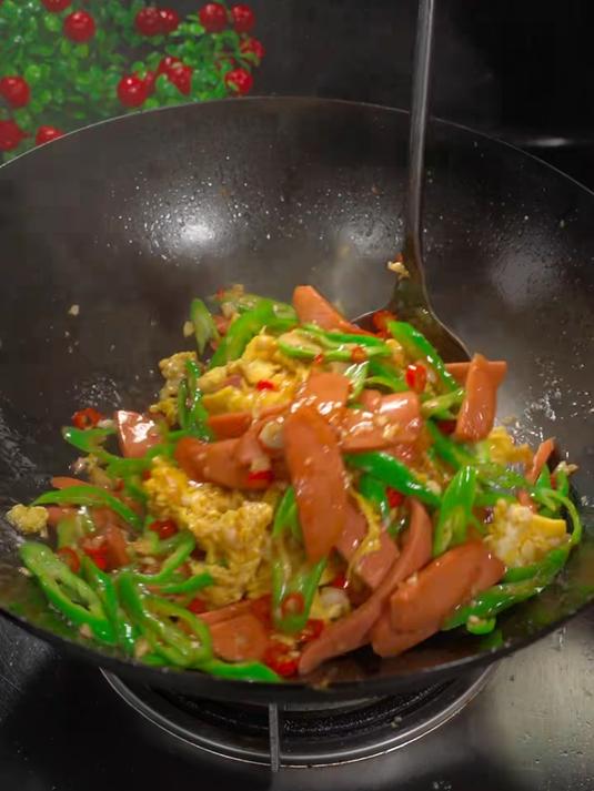 就这个青椒火腿炒鸡蛋～我家的小朋友可以吃好几碗大米饭