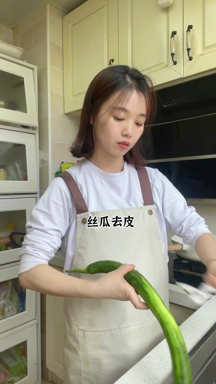 2岁半宝宝和妈妈的日常,丝瓜玉米虾仁饼、红豆沙牛乳