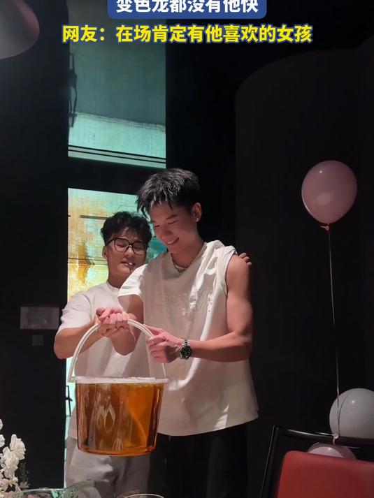 男生展示肌肉线条一秒红温，变色龙都没有他快