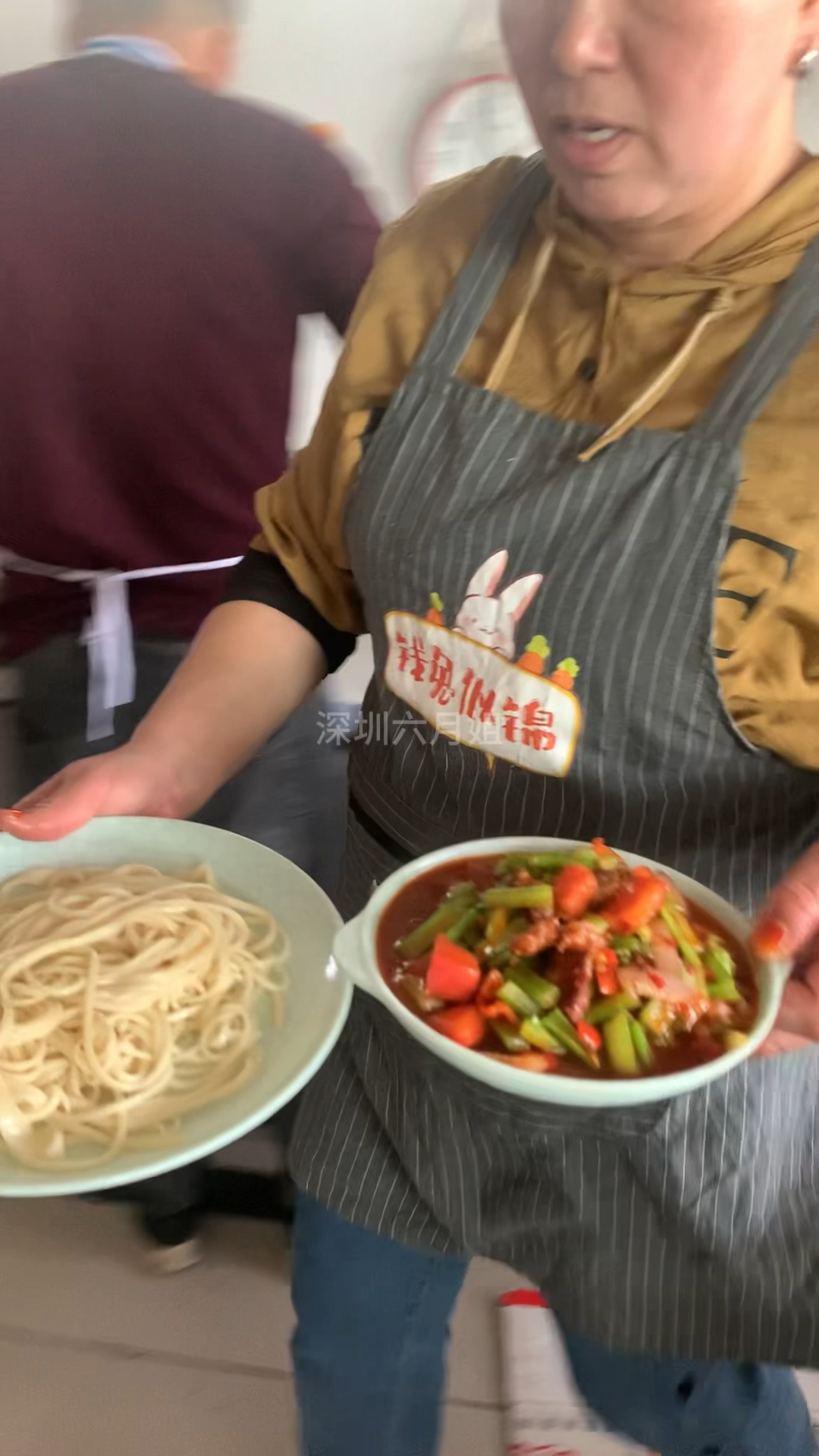 一碗简单的新疆拌面,扎实的填满我们新疆人的胃。