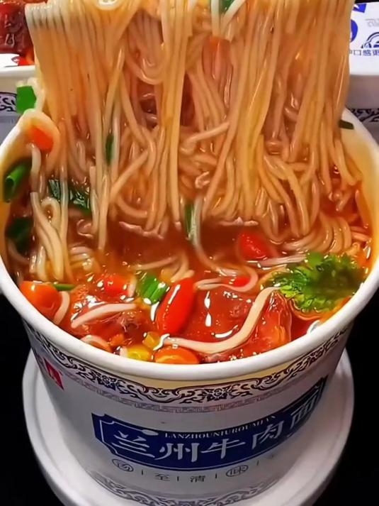 桶装拉面保质期长达 9 个月！囤货无压力，随时想吃就吃