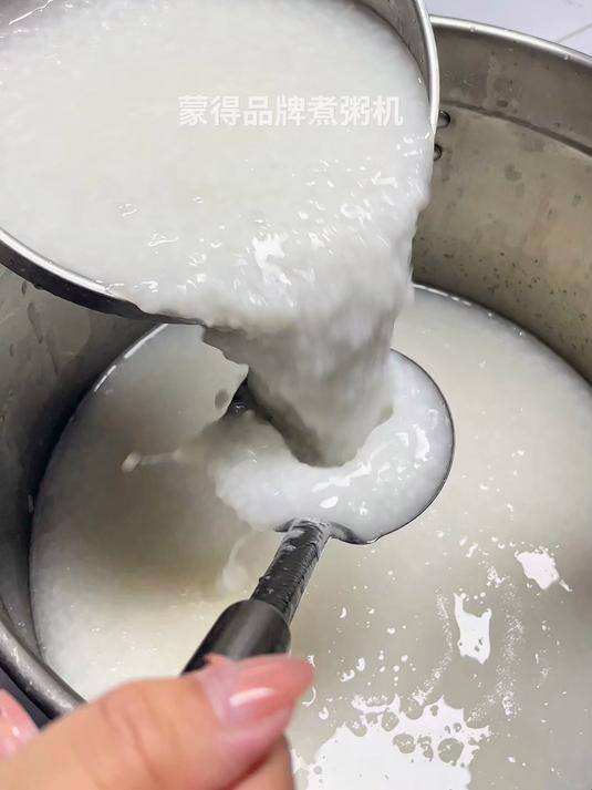 广东的生滚粥是用预先煮好的白粥,加入新鲜肉料,一锅锅滚熟而成